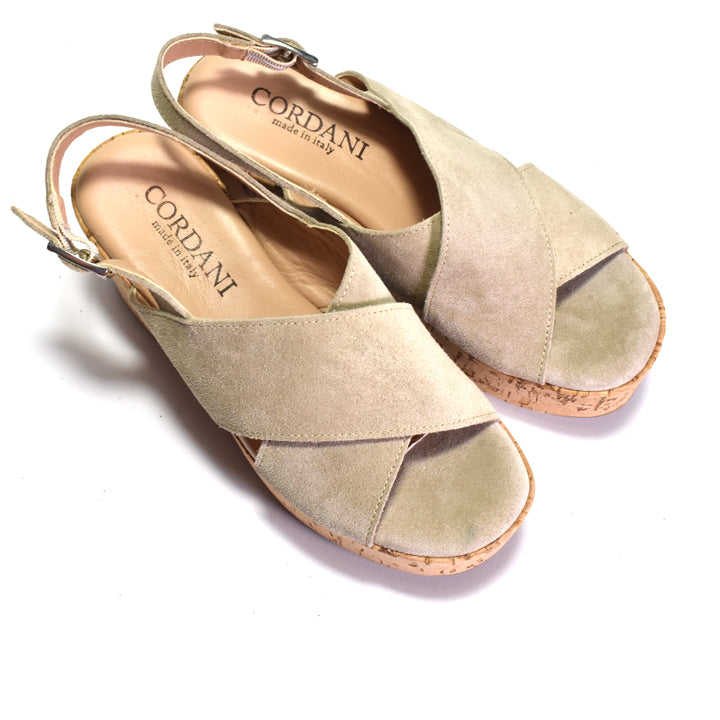 Beige sandals with cork sole on a white background, featuring the Cordani brand.