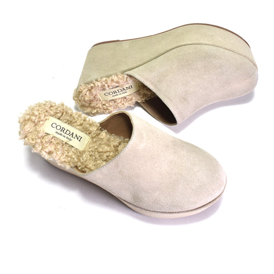 Beige clogs with fur lining on a white background, featuring the Cordani brand.