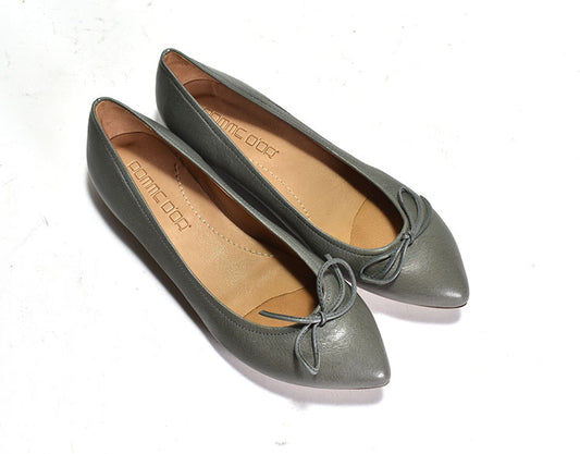 Pair of gray ballet flat with bow