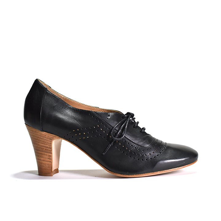 Black pointy laced shoe with tan heel