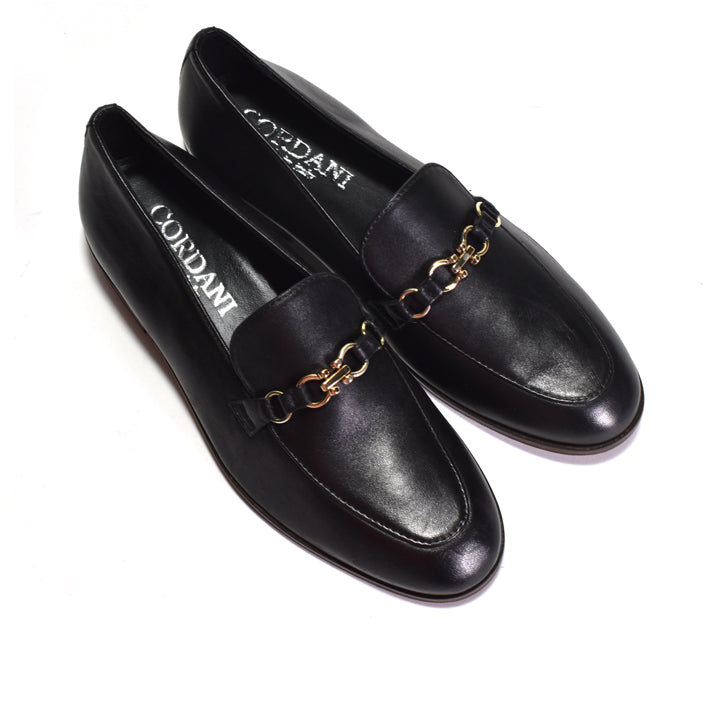 Black loafers with gold chain details on a white background, featuring the brand 'Cordani'.