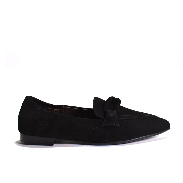 ballet flat with pointed toe