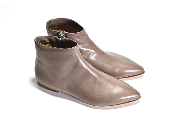 Pair of pointy Ankle boot with zipper